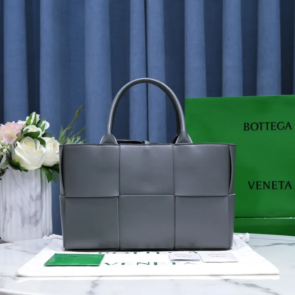 Batch 1760 medium arco, BottegaVeneta# official website latest cowhide leather with inner sheepskin SLIP tote handbag, and the logo has been changed to the side panel😍The oversized woven design really makes it a huge gap from ordinary tote bags🔗🔗Different color combinations inside and outside ⛓Daniel Lee leads the brand's DNA to continue to evolve with fresh inspiration🧬🧬showing a balanced style of luxury and reality👉: 30*20*12 Model: 9893#